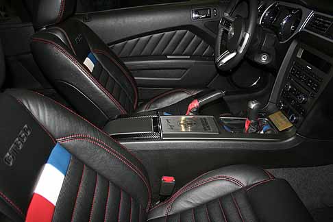 Shelby - Shelby American GT350 interni con brend GT350 sul sedile e cruscotto width=